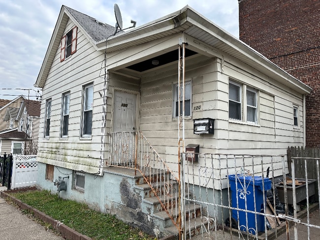 property at 1131 Main St