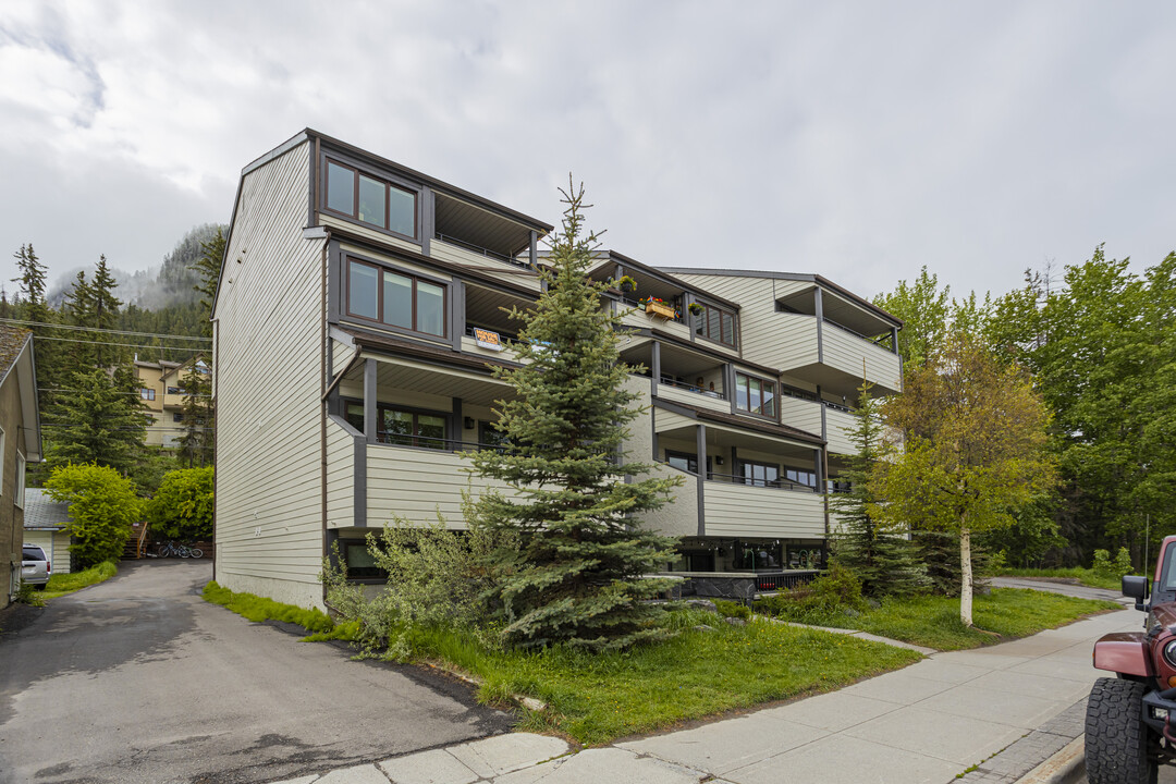 526 Banff Av in Banff, AB - Building Photo