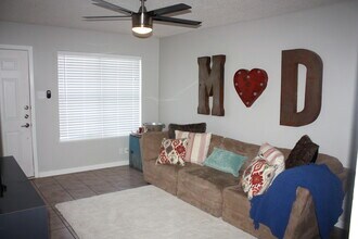 3408 Dolphin Dr in Austin, TX - Foto de edificio - Building Photo