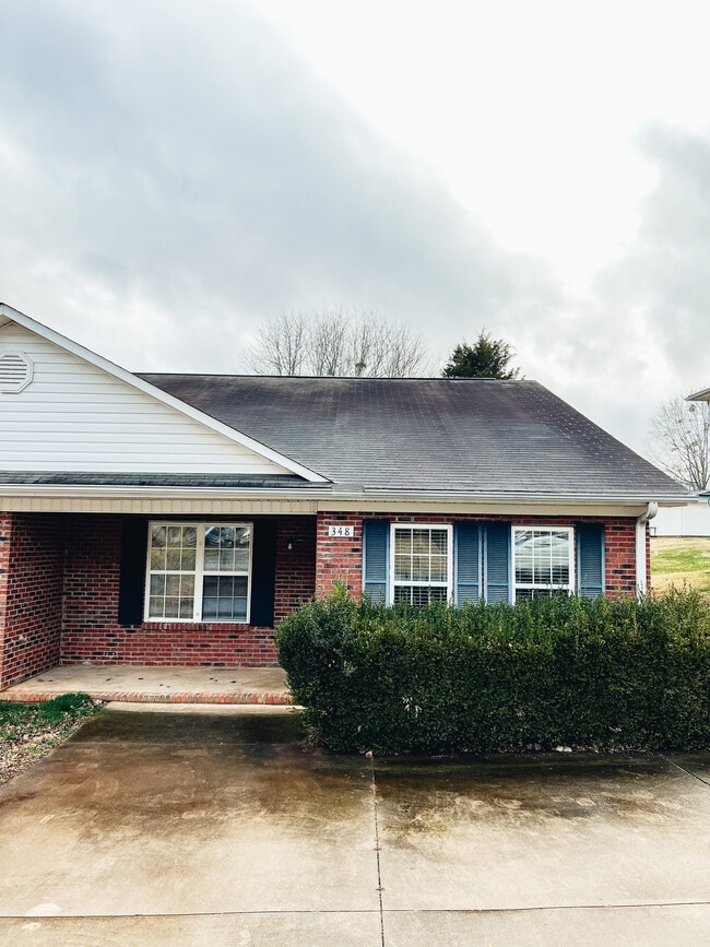 350 Miller Pointe Dr in Inman, SC - Building Photo - Building Photo
