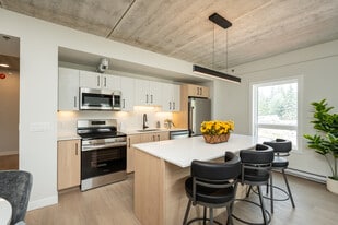 1918 St Mary's Rd in Winnipeg, MB - Building Photo