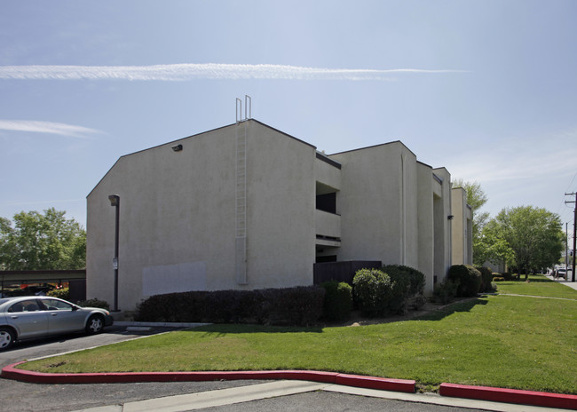 Palmdale Desert Club Apartments in Palmdale, CA - Building Photo - Building Photo