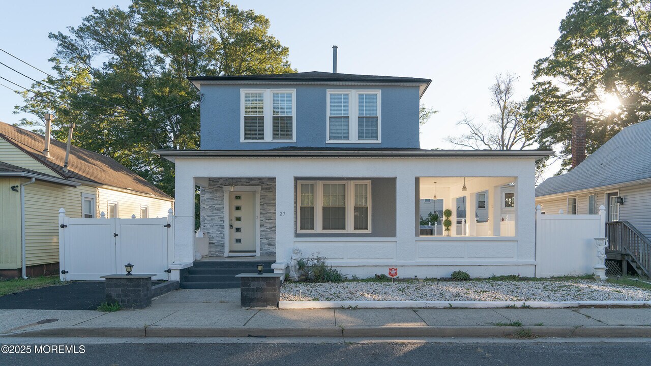 27 Oakwood Pl in Keansburg, NJ - Building Photo