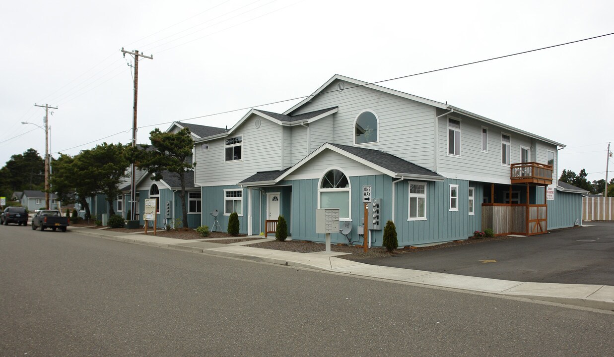 1701-1719 30th St in Florence, OR - Building Photo