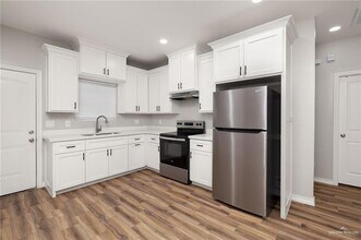 2709 E Israel Ave, Unit 1 in Alton, TX - Foto de edificio - Building Photo