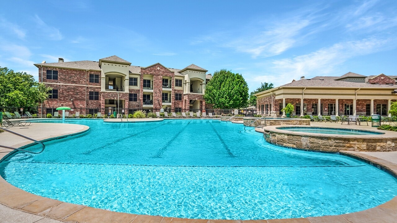 Crest Manor in Lewisville, TX - Foto de edificio