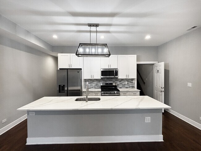 1634 W Cermak Rd in Chicago, IL - Building Photo - Building Photo