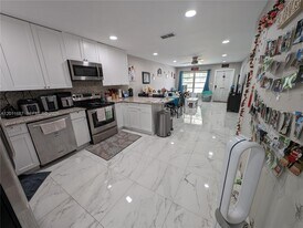 7761 NW 42nd Pl in Coral Springs, FL - Building Photo