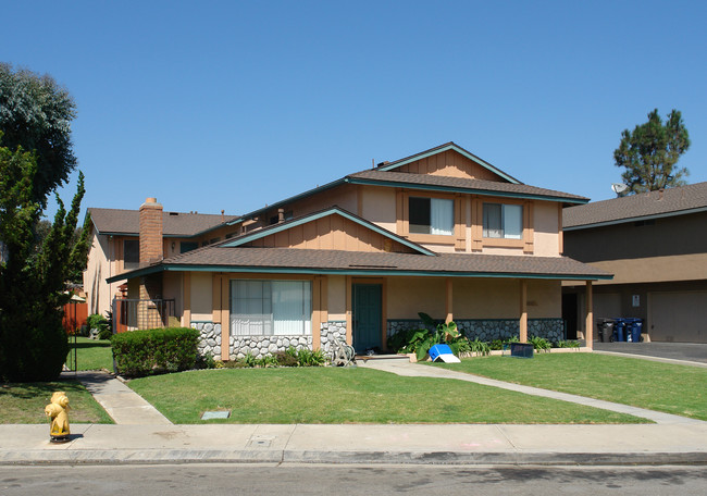 Heil and Bolsa Chica in Huntington Beach, CA - Foto de edificio - Building Photo