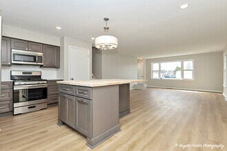 410 W Mueller St in Arlington Heights, IL - Foto de edificio - Building Photo