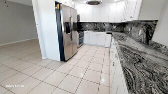 1078 Yarmouth E in Boca Raton, FL - Building Photo