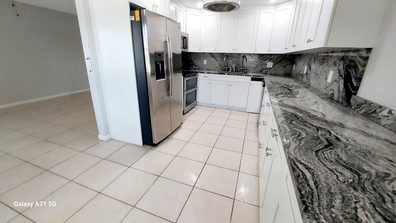 1078 Yarmouth E in Boca Raton, FL - Building Photo