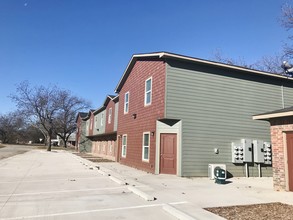 Comanche Townhomes in Comanche, TX - Foto de edificio - Building Photo