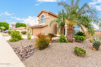 7217 W Crest Ln in Glendale, AZ - Building Photo - Building Photo