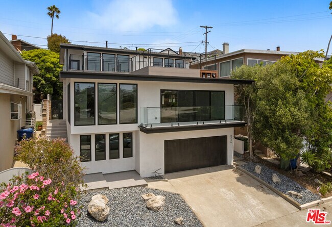 8236 Zitola Terrace in Los Angeles, CA - Building Photo - Building Photo