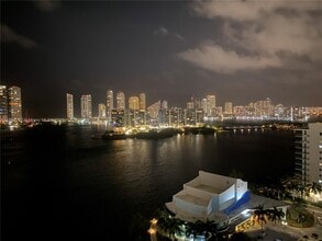 3330 NE 190th St in Aventura, FL - Foto de edificio - Building Photo