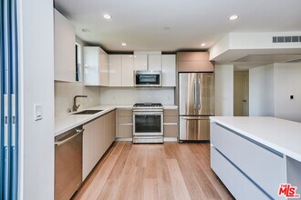 328 N Maple Dr in Beverly Hills, CA - Foto de edificio - Building Photo