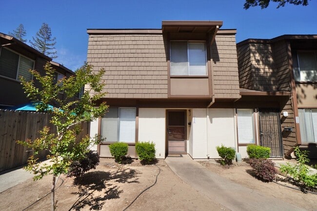property at 3516 Larchmont Square Ln