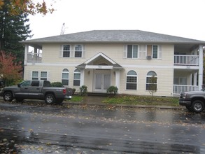 Douglas Professional Plaza in Canby, OR - Building Photo - Building Photo