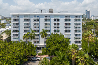 Admiral Towers in Miami Beach, FL - Building Photo - Building Photo