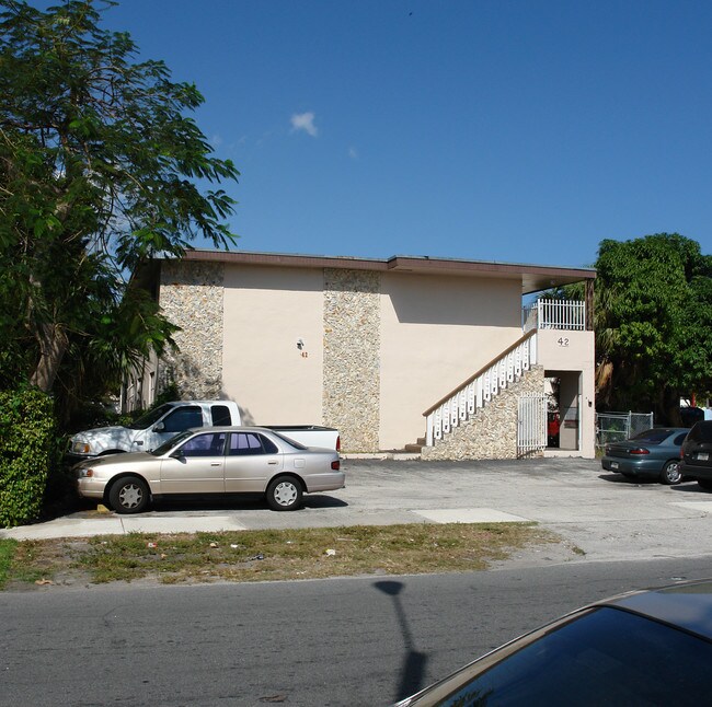 42 SW 14th St in Dania Beach, FL - Building Photo - Building Photo