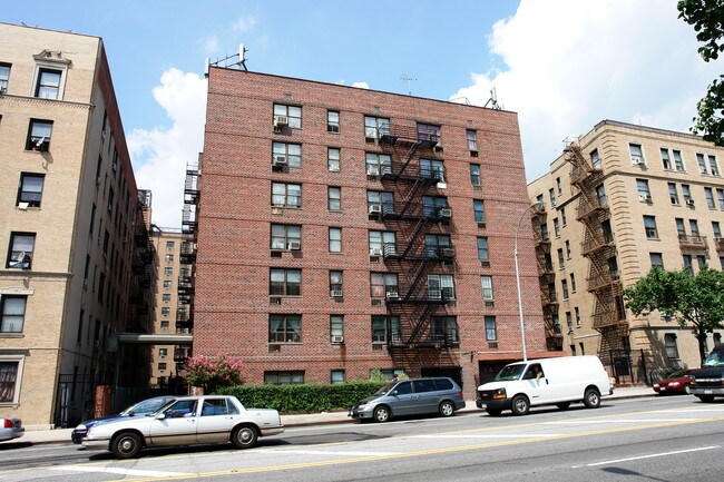 14725 Northern Blvd in Flushing, NY - Building Photo - Building Photo