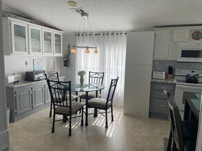 16300 Pine Ridge Rd in Ft. Myers, FL - Building Photo - Building Photo