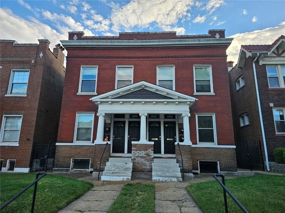 1830-1832 Russell Blvd in St. Louis, MO - Building Photo