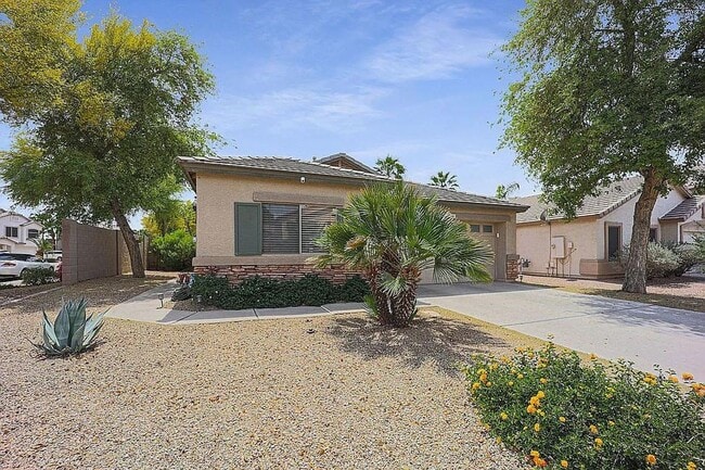 property at 1861 E Oakland St