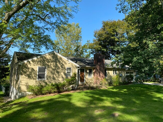 142 Pine Tree Rd, Unit Up in Ithaca, NY - Building Photo - Building Photo