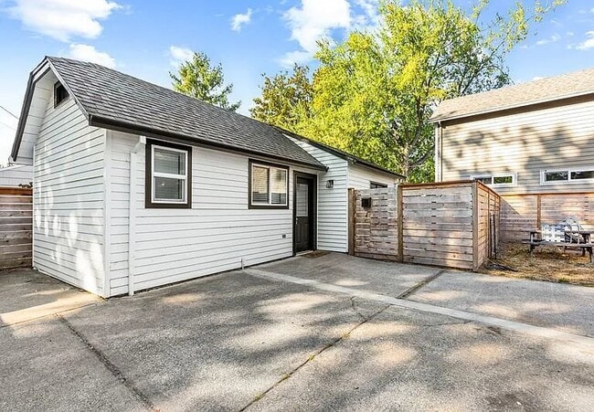 6541 SE 89th Ave, Unit B in Portland, OR - Building Photo - Building Photo