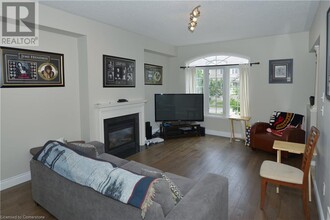 2313 Sutton Dr in Burlington, ON - Building Photo - Building Photo
