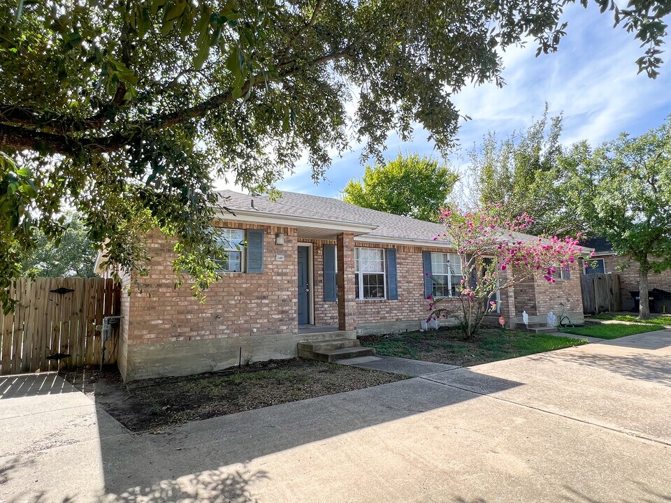 2408 Brittain Ct in College Station, TX - Building Photo