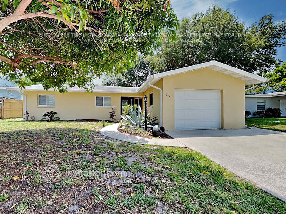 314 Lighthouse Dr in Palm Beach Gardens, FL - Building Photo