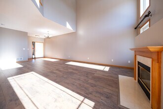 15819 Porchlight Ln in Eden Prairie, MN - Building Photo - Building Photo