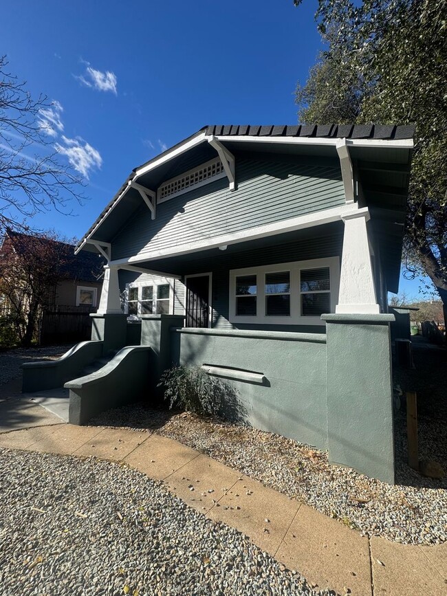 property at 1456 Magnolia Ave