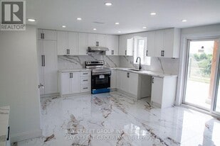 44 Marlene Johnston Dr in East Gwillimbury, ON - Building Photo