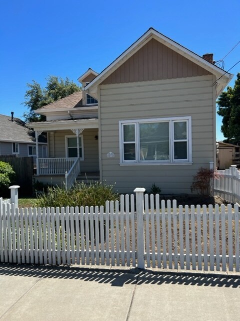 576 Military E in Benicia, CA - Building Photo