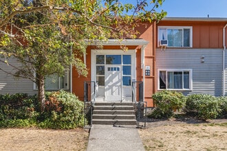 Lake Washington Apartments in Seattle, WA - Building Photo - Building Photo