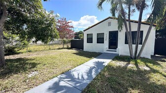1304 NW 43rd St in Miami, FL - Building Photo