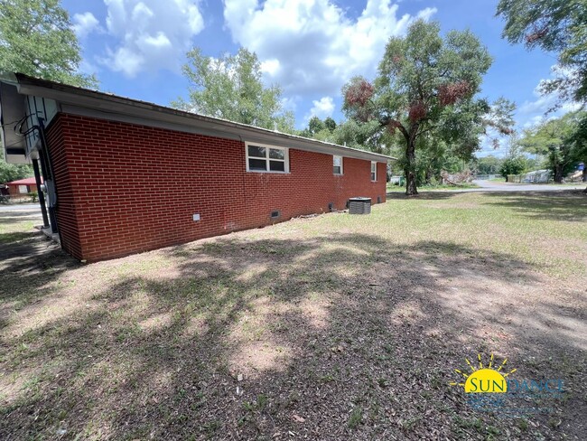 103 Oglesby Ave in Crestview, FL - Foto de edificio - Building Photo