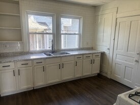 124 10th St SW in Cedar Rapids, IA - Building Photo