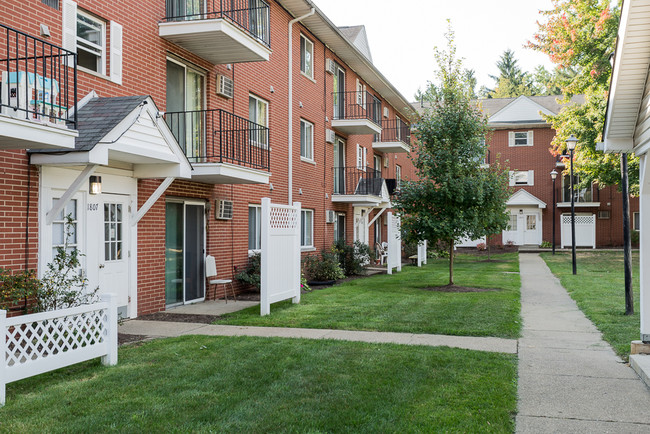 St. Charles Court Apartments