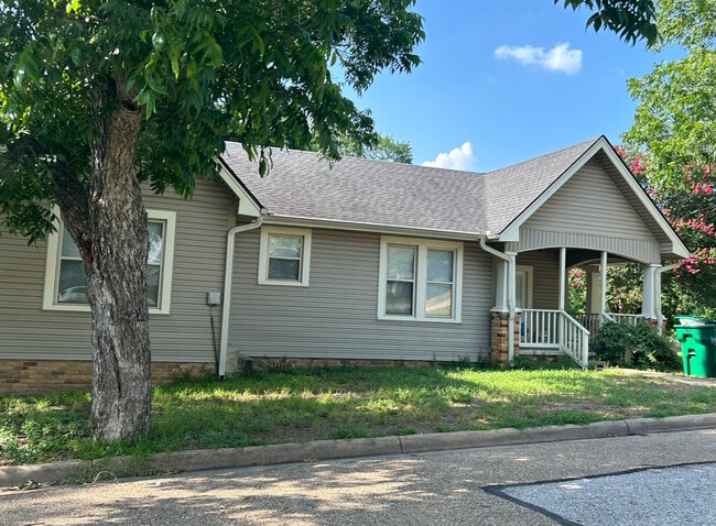 1610 S Austin St in Brenham, TX - Building Photo - Building Photo