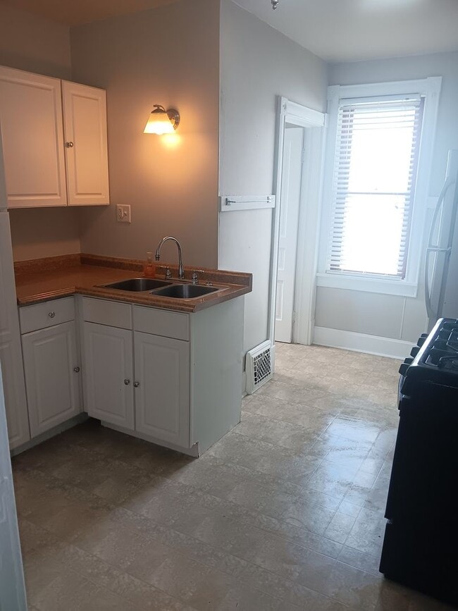 property at 908 S 6th Ave