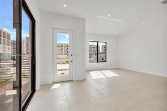 8037 NW 42nd St in Doral, FL - Building Photo - Building Photo