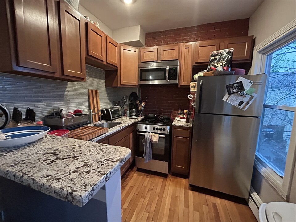 14 Evergreen Sq, Unit 2FL in Somerville, MA - Building Photo