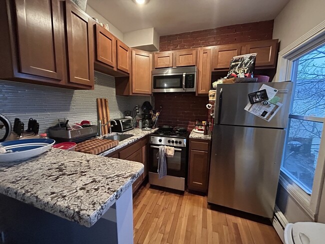 14 Evergreen Sq, Unit 2FL