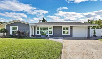 68 Azalea Cir in Jupiter, FL - Building Photo