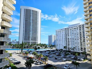 1817 S Ocean Dr in Hallandale Beach, FL - Building Photo - Building Photo